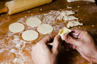 Adamın elleri mantı için hamur hazırlama tortellini. Ekmek yapma.