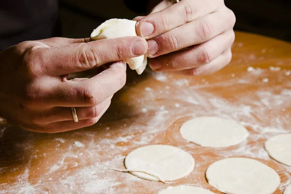 Мужские руки готовят тесто для равиоли, тортеллини. Производство выпечки . — стоковое фото