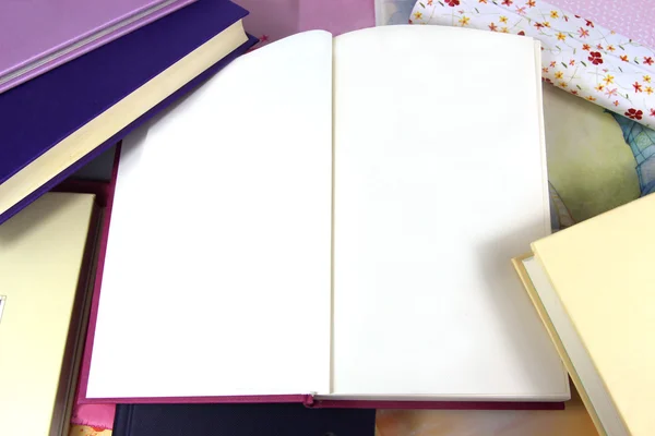 Açık kitap kitap arka plan üzerinde boş sayfaları — Stok fotoğraf