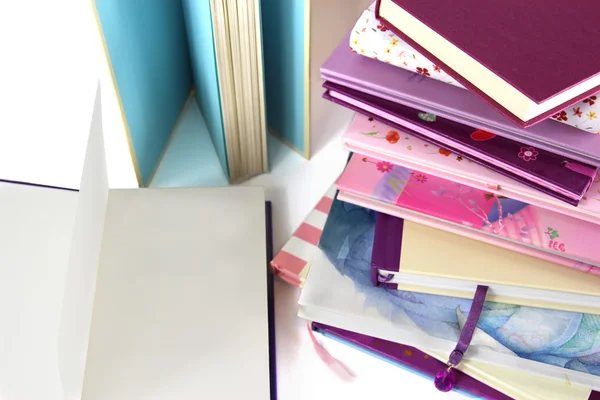 Pila de libros y página en blanco en libro abierto . — Foto de Stock