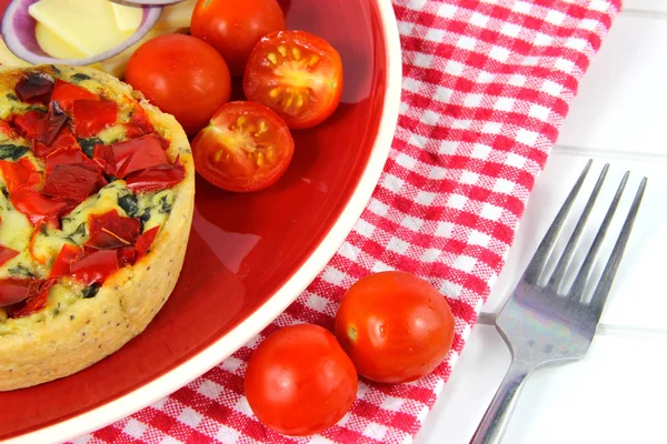 Gesundes Mittagessen aus nächster Nähe. Quiche, Käse, Tomaten, rote Zwiebeln. — Stockfoto