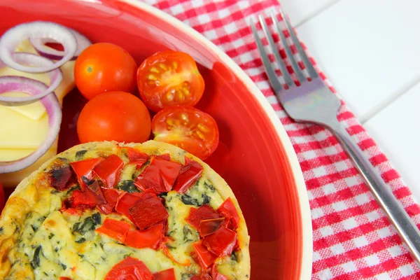 Nahaufnahme eines gesunden Mittagessens. Quiche, Käse, Tomaten, rote Zwiebeln — Stockfoto