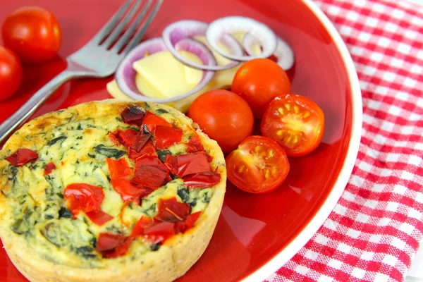 Buntes gesundes Mittagessen. Quiche, Käse, Tomaten, rote Zwiebeln. — Stockfoto