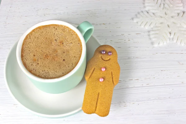 Gingerbread man and coffee Christmas snack on rustic background — Stock Photo, Image