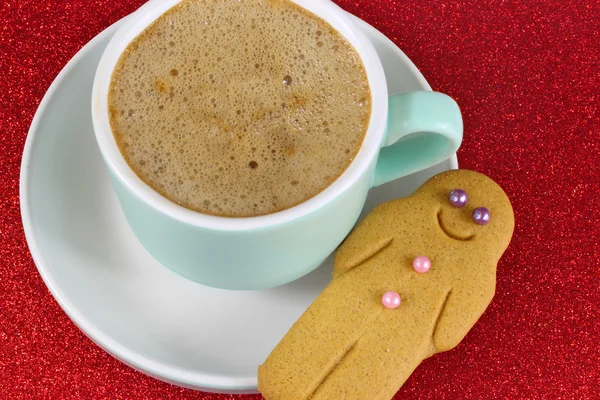 Weihnachten Kaffee und Lebkuchen Mann auf rotem Glitzerhintergrund — Stockfoto