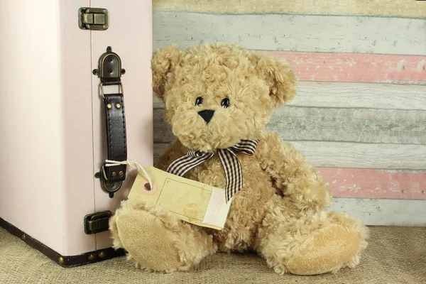 Teddybär mit Vintage-Koffer und leerem Anhänger — Stockfoto