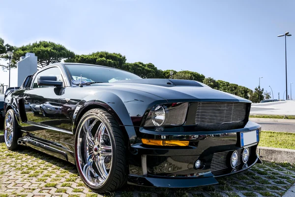 Usa carro muscular esportivo na estrada — Fotografia de Stock