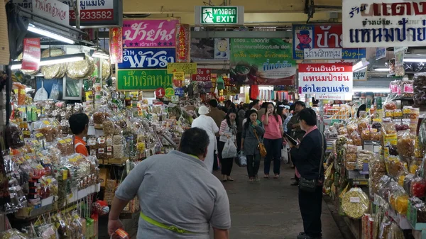 Всередині Warorot ринку Chiangmai Таїланд — стокове фото