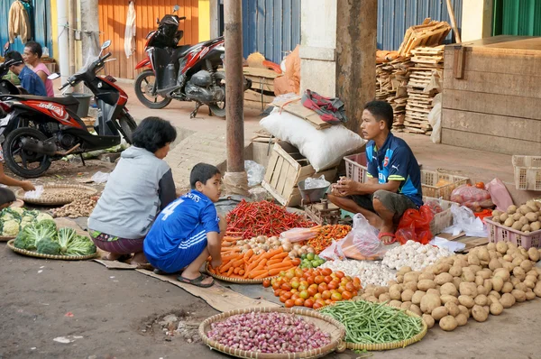 Vendedor de frutas y verduras en la calle en el mercado de Saraswati — Foto de Stock