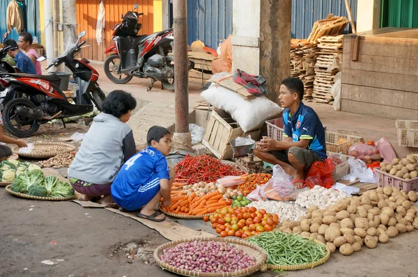 Obst- und Gemüseverkäufer auf der Straße am Saraswati-Markt lizenzfreie Stockfotos