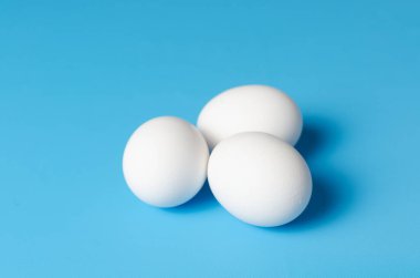 Mavi arka planda bir grup yumurta. İzole yumurtalar..