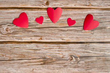 Kırmızı ve beyaz kalpleri olan ahşap bir arka plan. Sevgililer Günü için arkaplan.