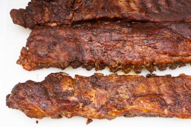 Baharatlı sosla marine edilmiş domuz pirzolası..