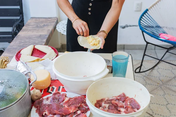 Quesadillas hazırlayan kişi. Tipik Meksika yemeklerini hazırlama.