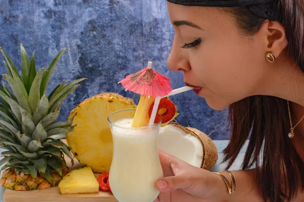 Pessoa Beber Pina Colada Cocktail Tropical Copo Piacolada Uma Mesa — Fotografia de Stock