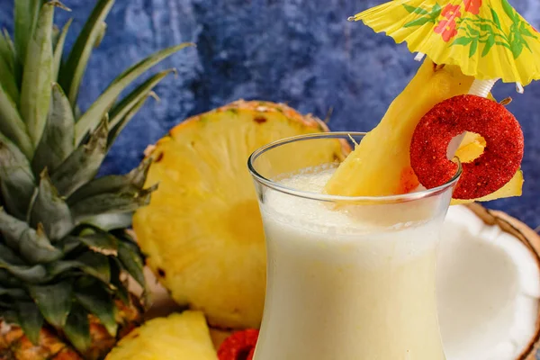 Pina Colada Tropikalny Koktajl Szklanka Pina Colada Niebieskim Drewnianym Stole — Zdjęcie stockowe