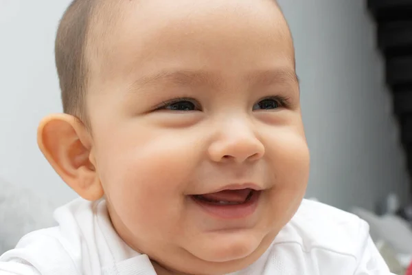 Sonriendo Hermoso Bebé Sillón — Foto de Stock