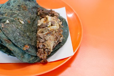 Taco, tipik Meksika yemeği. Bir tabak Meksika yemeği..