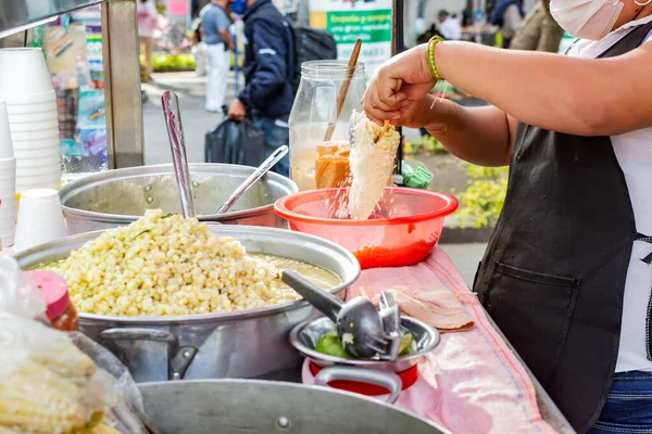 Meksika Bir Sokak Tezgahında Mısır Hazırlamak Tipik Meksika Yemekleri — Stok fotoğraf