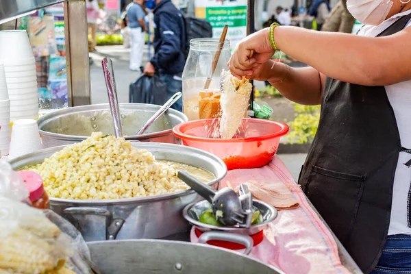 Preparación Maíz Puesto Callejero Mexicano Comida Típica Mexicana —  Fotos de Stock