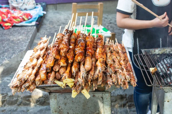 야외에 창살에 흘리는 사람도 바베큐그릴 항아리 — 스톡 사진