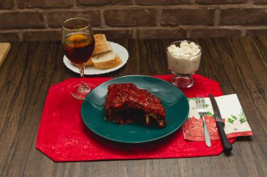 Kızarmış pirzola, ahşap masada barbekü sosuyla marine edilmiş..