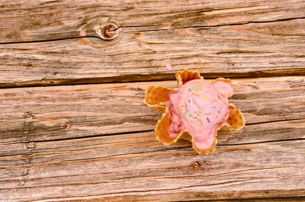 Erdbeereis Essbaren Korb Korb Mit Eis Auf Holztisch Mit Gelbem — Stockfoto