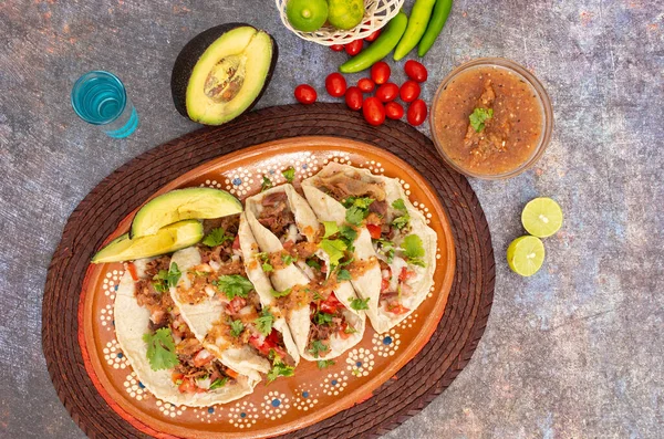 Tacos Carnitas Dans Une Assiette Argile Avec Salsa Citrons Avocat — Photo
