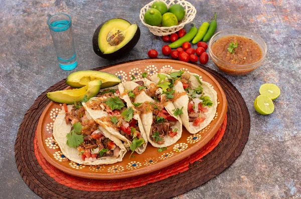 Tacos Carnitas Dans Une Assiette Argile Avec Salsa Citrons Avocat — Photo