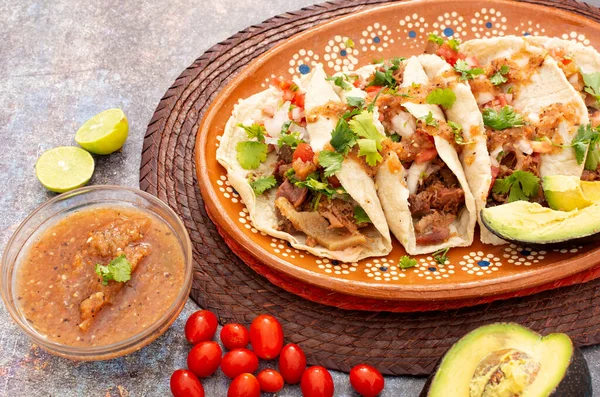 Carnitas Tacos Plato Barro Con Salsa Limones Aguacate Comida Típica — Foto de Stock