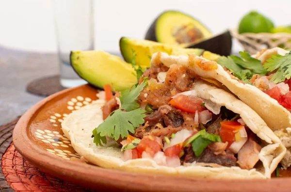 Tacos Carnitas Dans Une Assiette Argile Avec Salsa Citrons Avocat — Photo