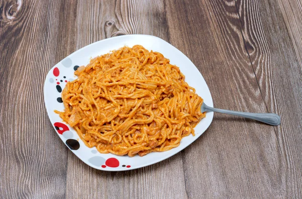 木製のテーブルの上にスパゲティのおいしいプレート — ストック写真