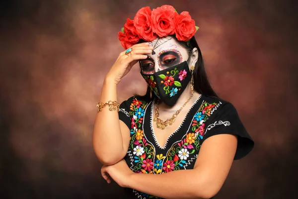 刺繍顔マスクとカトリーナ カラフルな手刺繍のマスクを身に着けている死者の日のお祝いのためのカトリーナとして構成された女の子 — ストック写真