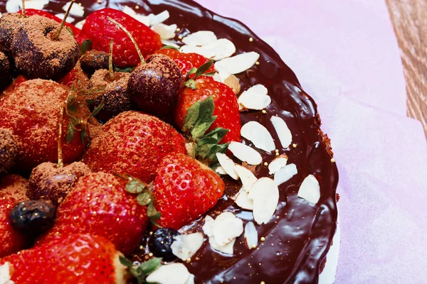 Brownie Cake Versierd Met Rode Bessen Houten Tafel — Stockfoto