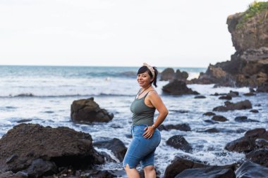 Plaj Kayalıklarında Oturan Gülümseyen Kadının Rahatlamış Portresi