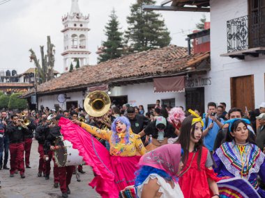 Mazamitla, Jalisco. Meksika mı? 18 Ekim 2025. Maskeli ve Geleneksel Meksika Kostümlü Canlı Kutlama Yürüyüşçüleri. 17. Mazamitla Çiçek Festivali.
