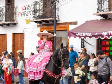 Mazamitla, Jalisco. Meksika mı? 18 Ekim 2025. 17. Mazamitla Çiçek Festivali Açılış Geçidi 'nde Charro Giyinen At Sırtlı Kadınlar.