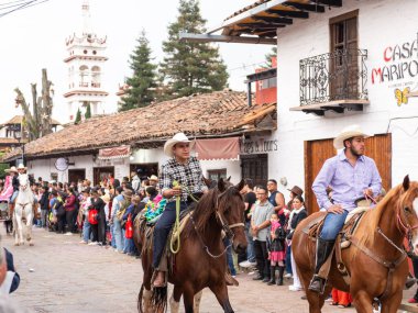 Mazamitla, Jalisco. Meksika mı? 18 Ekim 2025. Geleneksel Meksika Stili At Sürücüleri, 17. Mazamitla Çiçek Festivali 'nin açılış töreninde.