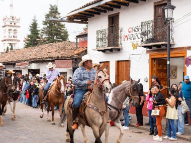 Mazamitla, Jalisco. Meksika mı? 18 Ekim 2025. Geleneksel Meksika Stili At Sürücüleri, 17. Mazamitla Çiçek Festivali 'nin açılış töreninde.