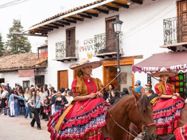 Mazamitla, Jalisco. Meksika mı? 18 Ekim 2025. 17. Mazamitla Çiçek Festivali Açılış Geçidi 'nde Charro Giyinen At Sırtlı Kadınlar.