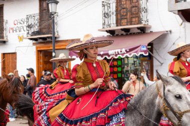 Mazamitla, Jalisco. Meksika mı? 18 Ekim 2025. 17. Mazamitla Çiçek Festivali Açılış Geçidi 'nde Charro Giyinen At Sırtlı Kadınlar.
