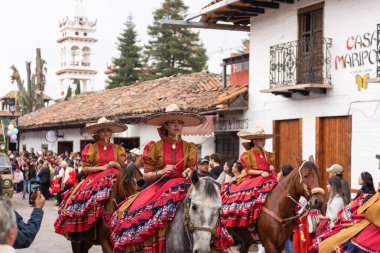 Mazamitla, Jalisco. Meksika mı? 18 Ekim 2025. 17. Mazamitla Çiçek Festivali Açılış Geçidi 'nde Charro Giyinen At Sırtlı Kadınlar.