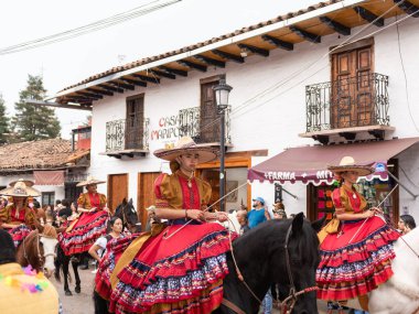 Mazamitla, Jalisco. Meksika mı? 18 Ekim 2025. 17. Mazamitla Çiçek Festivali Açılış Geçidi 'nde Charro Giyinen At Sırtlı Kadınlar.