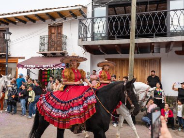 Mazamitla, Jalisco. Meksika mı? 18 Ekim 2025. 17. Mazamitla Çiçek Festivali Açılış Geçidi 'nde Charro Giyinen At Sırtlı Kadınlar.