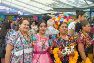 Cuernavaca, Morelos. Meksika mı? 7 Kasım 2025. Meksika Gastronomisi üzerine X World Forum. Markette renkli ve neşeli bir grup Meksikalı aşçı.