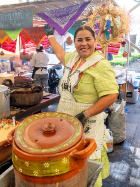 Cuernavaca, Morelos. Meksika mı? 7 Kasım 2025. Meksika Gastronomisi üzerine X World Forum. Yerel Markette Geleneksel Yemek Satan Meksikalı Kadın