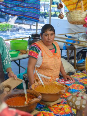 Cuernavaca, Morelos. Meksika mı? 7 Kasım 2025. Meksika Gastronomisi üzerine X World Forum. Yerel Markette Geleneksel Yemek Satan Meksikalı Kadın