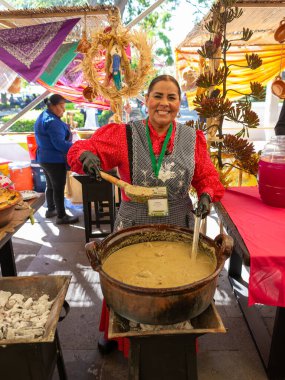 Cuernavaca, Morelos. Meksika mı? 7 Kasım 2025. Meksika Gastronomisi üzerine X World Forum. Yerel Markette Geleneksel Yemek Satan Meksikalı Kadın
