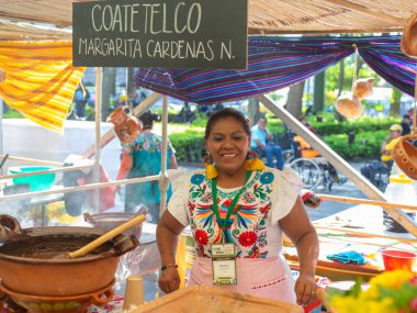 Cuernavaca, Morelos. Meksika mı? 7 Kasım 2025. Meksika Gastronomisi üzerine X World Forum. Yerel Markette Geleneksel Yemek Satan Meksikalı Kadın