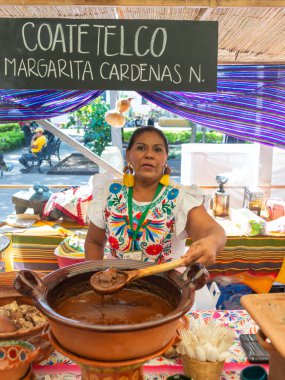 Cuernavaca, Morelos. Meksika mı? 7 Kasım 2025. Meksika Gastronomisi üzerine X World Forum. Yerel Markette Geleneksel Yemek Satan Meksikalı Kadın